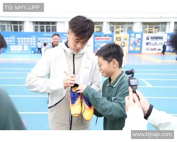 足球明星与小粉丝亲密互动温暖瞬间传递梦想与激情